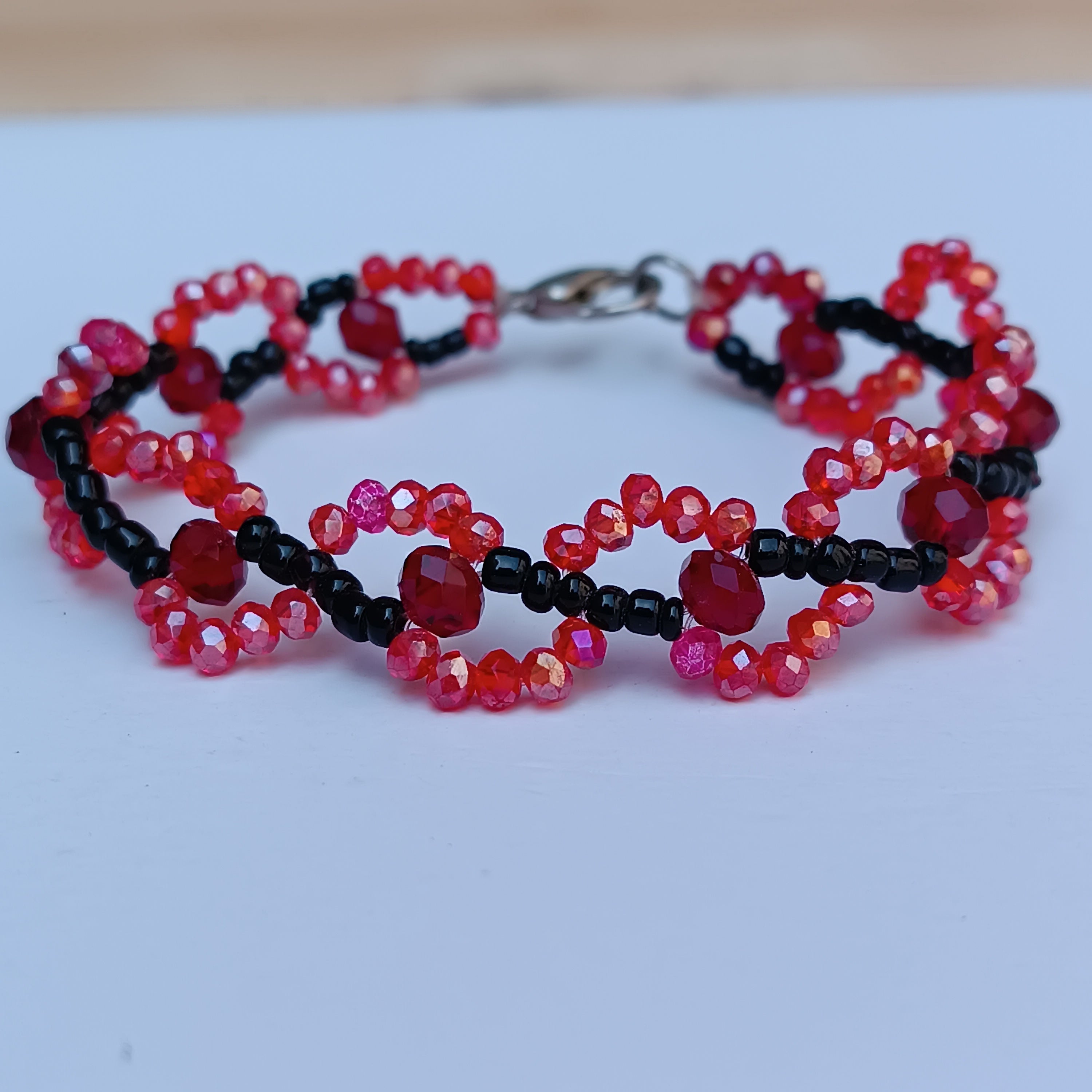 Handwoven Red & Black Crystal Bead Bracelet - Elegant Zigzag Pattern Faceted Glass Bracelet